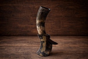 Cuerno Vikingo Artesanal Duradero de 12 Pulgadas con Soporte, Jarra Medieval para Cerveza y una Bolsa de Yute Única se Ofrece con el Cuerno - Product Image 5