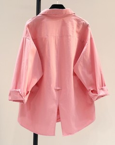 Camisa de mujer con botones y logo frontal, estilo casual, de color liso, con abertura regular, nueva moda de verano 2026, venta al por mayor para boutiques. - Product Image 2