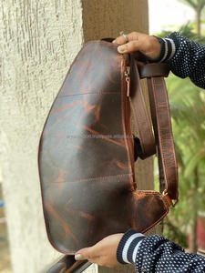 Nuevo estilo hecho a mano de grano completo de cuero Crunch estilo Vintage Unisex Sling Chest Made Unique Triangle Messenger Utility Cross Bags - Product Image 5