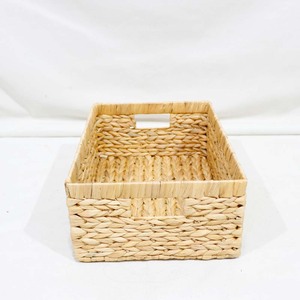 Panier de rangement décoratif tendance en jacinthe d'eau tressée avec poignées - Product Image 2