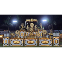 Comptoir de buffet pour mariage indien, souvent éclairé par des lumières et décoré de finitions dorées ou à motifs.