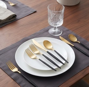 Juego de cubiertos dorados con mangos negros, acabado mate, diseño minimalista, apto para lavavajillas, ideal para bodas, cenas y regalos. - Product Image 5