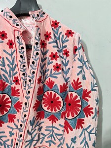 Chaqueta de terciopelo rosa estilo bohemio moderno, hecha a mano, con bordado floral Suzani, abrigo de invierno, blazer artesanal, prenda de alta costura. - Product Image 5