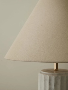 Lámpara de Mesa de Cerámica Acanalada de Lujo con Detalles Verticales Esculpidos, Iluminación Ambiental Premium y Atractivo Decorativo Contemporáneo para el Hogar - Product Image 4
