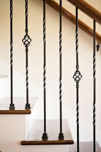Balustres en fonte modernes EFS avec design torsadé pour rampes d'escalier, montage au sol, résistants à l'eau, garantie 5 ans - Product Image 2