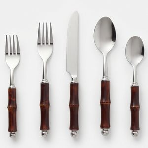 Ensemble de 5 couverts en acier inoxydable avec poignées couleur marron, comprenant cuillère, couteau et fourchette, utilisés sur la table de cuisine, couleur argent. - Product Image 1