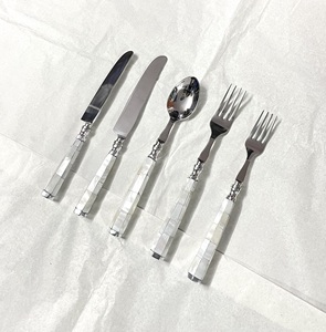 ชุดช้อนส้อมสแตนเลสคุณภาพสูงพร้อมด้ามจับมุก ชุดช้อนส้อมมีดสำหรับรับประทานอาหาร ขัดเงาอย่างดี - Product Image 5