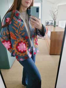 Chaqueta de Terciopelo Cálida para Mujer con Bordado Suzani, Estilo Boho Único, Inspirada en Tradiciones, con un Diseño Realmente Atractivo - Product Image 4