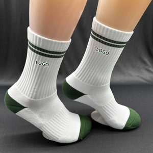 Chaussettes de sport en coton tricoté pour hommes, blanches avec rayures vertes, logo personnalisé, respirantes, coupe classique, pour le printemps - Product Image 2