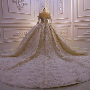 Robe de mariée épaules dénudées coupe trapèze en organza brodé et tulle, col en V, taille princesse, manches longues, dentelle et perles, style classique - Product Image 1