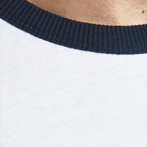 Une usine OEM produit des t-shirts best-sellers avec logo personnalisé et une distribution mondiale pour les entreprises professionnelles. - Product Image 2