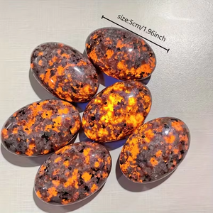 Pierre de palmier Yooperlite naturelle, roche fluorescente réactive aux UV, pierre de poche en sodalite polie pour la méditation Reiki - Product Image 2