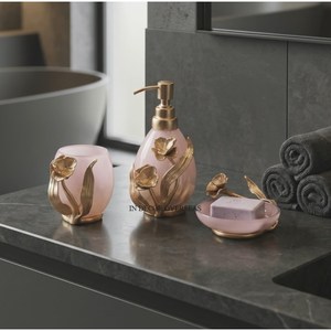 Distributeur de savon et ensemble de vaisselle de luxe de qualité supérieure en verre rose et métal plaqué or, décoré de fleurs et de feuilles, pour salle de bain - Product Image 1