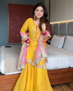 ชุดชาราร่าผ้าไหมสีเหลืองสุดหรู สำหรับงานแต่งงานฤดูหนาวสไตล์บอลลีวูด อินเดีย ปากีสถาน งานฮัลดี  ชุดสัลวาร์ คามีซ - Product Image 2