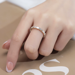 แหวนทองชุบ 18K แบบ Eternity Band ประดับคริสตัลทรง Emerald Cut ด้วยการฝังแบบ Channel Setting ดีไซน์เรขาคณิตคลาสสิก เหมาะสำหรับทั้งชายและหญิง - Product Image 6