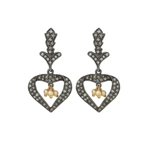 Boucles d'oreilles pendantes en forme de cœur de perle avec diamant noir et design plaqué or pour femme, bijoux élégants pour les fêtes et les mariages - Product Image 3