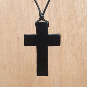 Pendentif Croix Noir Poli en Matière Organique, Bijou Religieux Artisanat Naturel - Product Image 6
