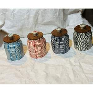 Tarro de Almacenamiento de Madera de Mango Hecho a Mano con Estampado Esmaltado para un Uso Elegante en la Cocina - Product Image 1