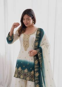 Conjunto de top de georgette con bordado de diseño, pedrería Kundan y relleno bicolor, con pantalón y dupatta, completamente cosido. - Product Image 2