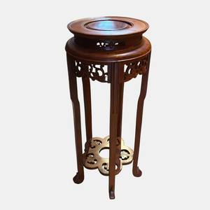 Pedestales redondos hechos de madera aromática se colocan a ambos lados del altar. - Product Image 3