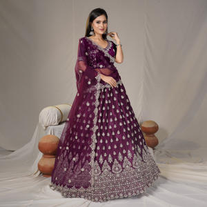 Lehenga Choli traditionnel en tulle orné, travail de broderie complexe, silhouette évasée, blouse détaillée, dupatta orné, pour mariage et bal de promo - Product Image 2