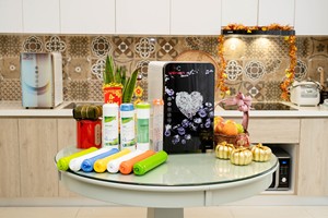 Vente en gros 5 étages Mimi Purificateur d'eau de bureau Filtre Comptoir Système d'osmose inverse Pompe de distribution d'eau chaude et froide 220V - Product Image 3