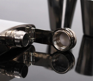 กระติกน้ำสุดหรูสีเงินพร้อมกรวยทันสมัยทนทานกันรั่วเหมาะสำหรับของขวัญการผจญภัยกลางแจ้งและการเดินทาง - Product Image 4