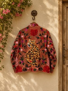 Veste en velours brodé Suzani pour femme, style audacieux et moderne, motif floral tigre, manteau bohème artisanal - Product Image 2