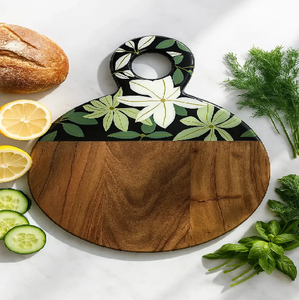 Planche à découper rectangulaire rustique en bois, ornée d'un bordure blanche à motifs de feuilles tropicales, disponible à prix de gros. - Product Image 4