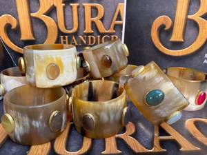 Brazaletes de Cuerno Redondos, Cuerno de Búfalo Natural Pulido, Artículo de Colección Artístico - Product Image 2
