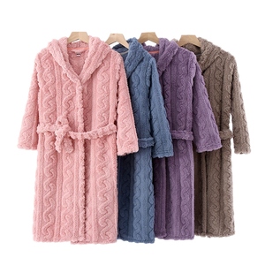 Peignoir en coton axé sur le confort avec logo brodé, conçu pour la relaxation, l'hôtellerie et le bien-être - Product Image 5