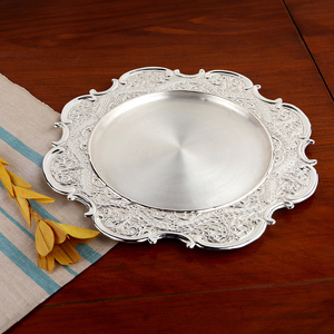 Plateau élégant en métal argenté poli fait main, bord cannelé, base ornée, vaisselle résidentielle, centre de table décoratif - Product Image 5