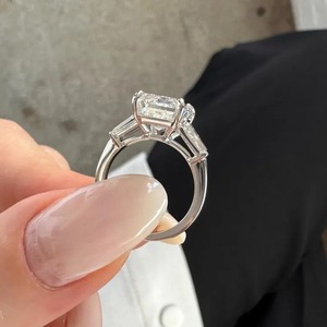Bague classique à trois pierres pour femme en or blanc 18 carats, diamant de laboratoire taille émeraude 5 carats, certifié IGI, clarté VVS, design tendance - Product Image 2