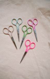 Tijeras de Bordado HABI INDUSTRIES de 3.5 Pulgadas, Acero Inoxidable, Hojas Afiladas de Precisión, Colores Flamingo Pink, Lemonade y Wisteria - Product Image 6