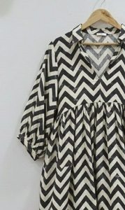 Vestido Midi Teñido Anudado, Hecho a Mano, 100% Algodón, Ecológico y Transpirable para Mujer |   Estampado floral, cuello en V, mangas abullonadas, silueta en A, natural - Product Image 4