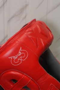 Protector de Cabeza de Boxeo de Cuero PU Rojo, Casco Deportivo de Protección Facial Completa con Logotipo Grabado, Cierre de Velcro para Adultos Unisex - Product Image 6