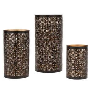 Porte-bougies en métal raffiné, créés pour enrichir les intérieurs modernes avec une texture lumineuse subtile et un attrait intemporel. - Product Image 3