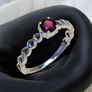 Anillo Boho de Plata de Ley 925 con Corte Facetado Redondo de Granate Rojo en Forma de Corazón, Anillo Romántico con Gema Semipreciosa en Forma de Corazón - Product Image 1