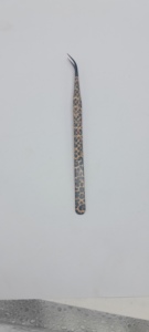 Pince à épiler incurvée pour sourcils avec pointe pointue, angle de 45 degrés, acier inoxydable léger avec revêtement en poudre, longueur 14 cm, écologique - Product Image 5
