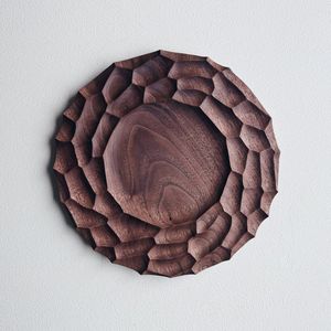 Assiette de service en bois faite à la main qui rehausse l'expérience culinaire grâce à son artisanat unique, sa beauté naturelle et son style. - Product Image 2