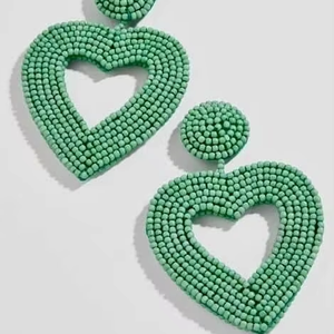 Pendientes elegantes con cuentas de semillas, diseño moderno para fiestas, pendientes colgantes con cuentas de semillas para chicas a la moda. - Product Image 1