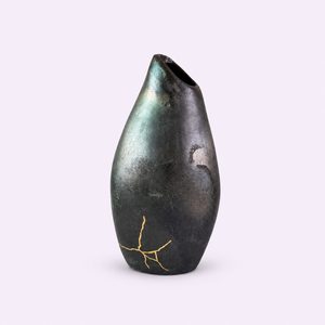 แจกันเซรามิกสีดำลายดอกตูมบนพื้นดำ - Product Image 1