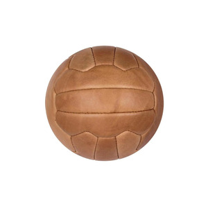Ballon de football vintage en cuir véritable de qualité supérieure, fabriqué à la main, au design classique, idéal pour la décoration sportive, les cadeaux et les acheteurs, en vente. - Product Image 2