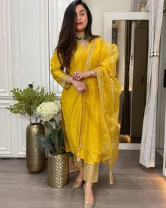 Conjunto de 3 piezas Haldi Special Indo Western con drapeado y adornos: Top y pantalón de seda romana con bordado de lentejuelas y trabajo de espejo, y dupatta. - Product Image 1