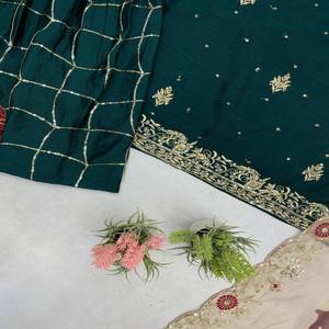 VASTRA COTTAGE Traje de Diseñador de Chinon Pesado con Bordado de Lentejuelas, Sharara de Gran Volumen y Dupatta con Estampado Digital, para Fiestas y Bodas - Product Image 5