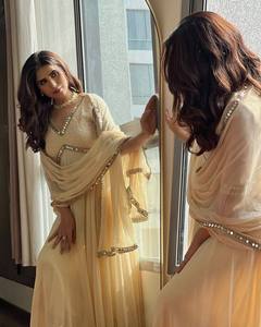 Vestido Anarkali Blanco de Georgette Sintética Pesada con Bordado Chikankari, Trabajo de Espejos Reales, Cuello en V, Borde de Dupatta, Secado Rápido, Ideal para Fiestas de Verano - Product Image 3