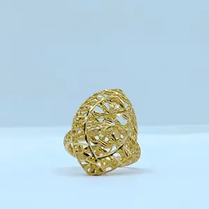 Exquisito anillo de filigrana tradicional chapado en oro de 22 quilates para hombre con un ornamentado motivo floral de trabajo abierto. - Product Image 3