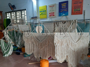 งานฝีมือตกแต่งผนังรูปธงชาติกรีซแบบมาคราเม่ ของตกแต่งห้องนั่งเล่น ของขวัญสำหรับงานขึ้นบ้านใหม่จากเวียดนาม - Product Image 4