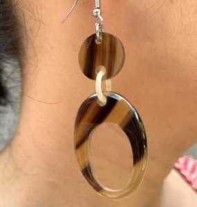 Boucles d'oreilles de mariage tendance et écologiques, faites à la main, polies, durables, design moderne, artisanat naturel en corne de buffle, meilleur prix - Product Image 2