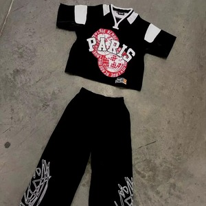 ชุดกีฬากันน้ำสำหรับผู้ใหญ่ Paris Streetwear สีดำ เสื้อครอปคอวีพิมพ์ลายพร้อมกางเกงเข้าชุด ชุดยูนิเซ็กซ์ โพลีเอสเตอร์/ไนลอน - Product Image 1